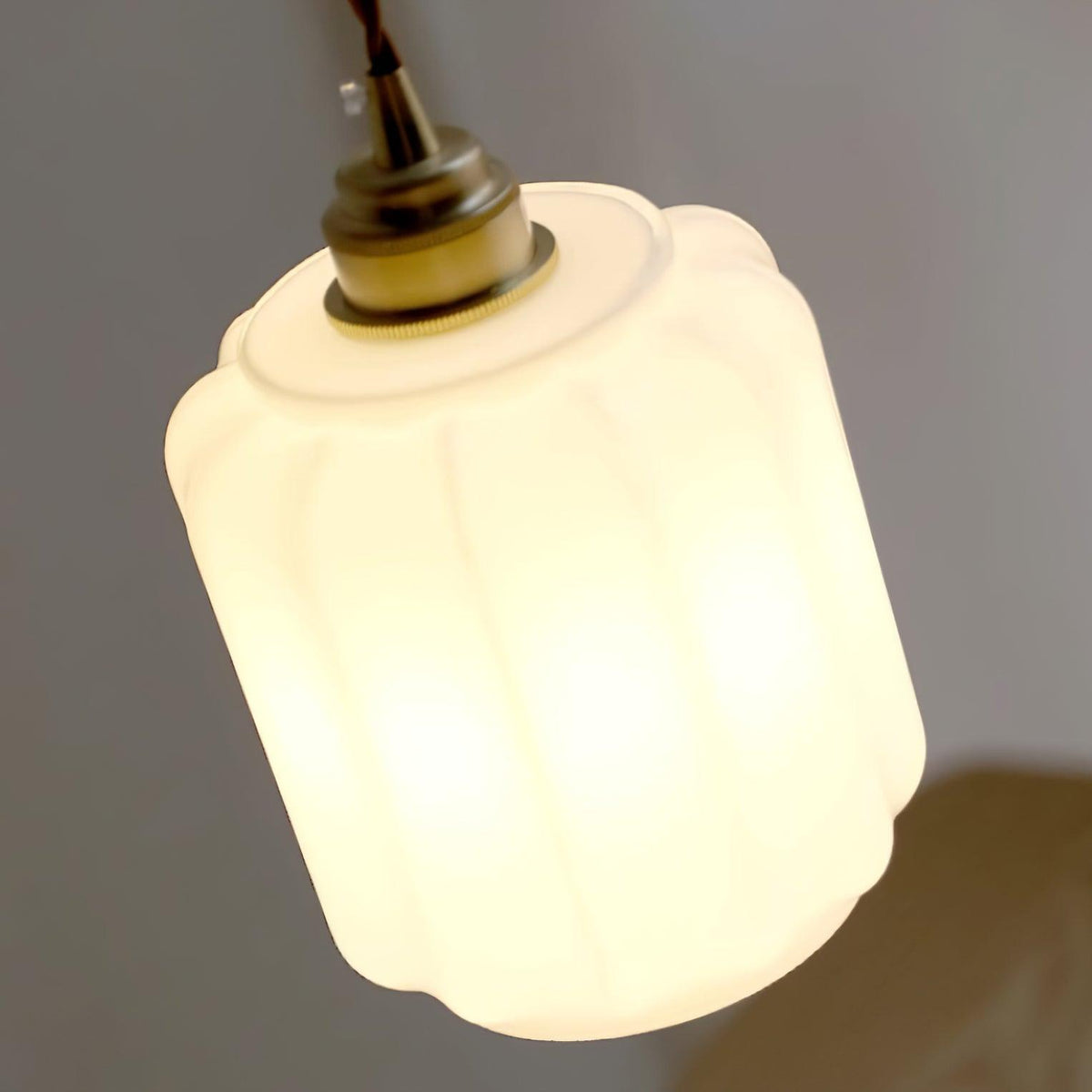 Lámpara colgante de cristal opalino Galena sobre una mesa de cocina – imagen 21