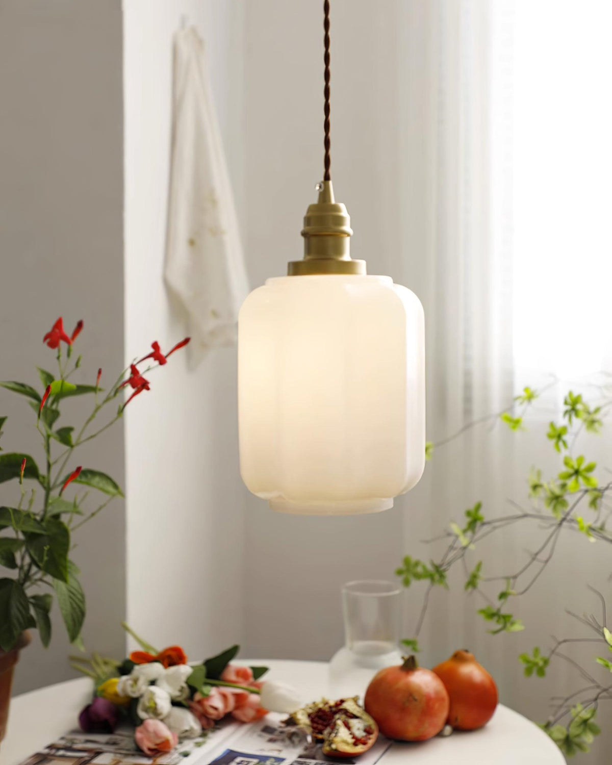 Lámpara colgante de cristal opalino Galena sobre una mesa de cocina – imagen 5