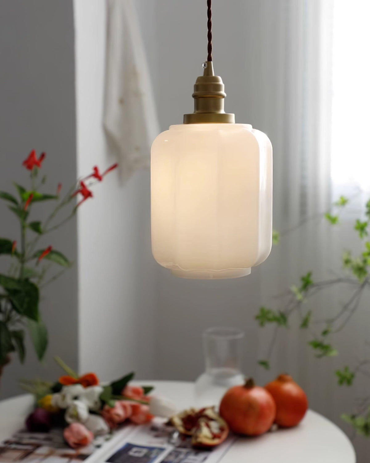 Lámpara colgante de cristal opalino Galena sobre una mesa de cocina – imagen 6