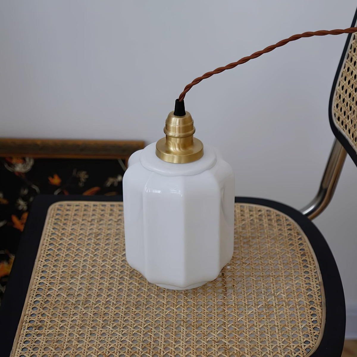 Lámpara colgante de cristal opalino Galena sobre una mesa de cocina – imagen 8