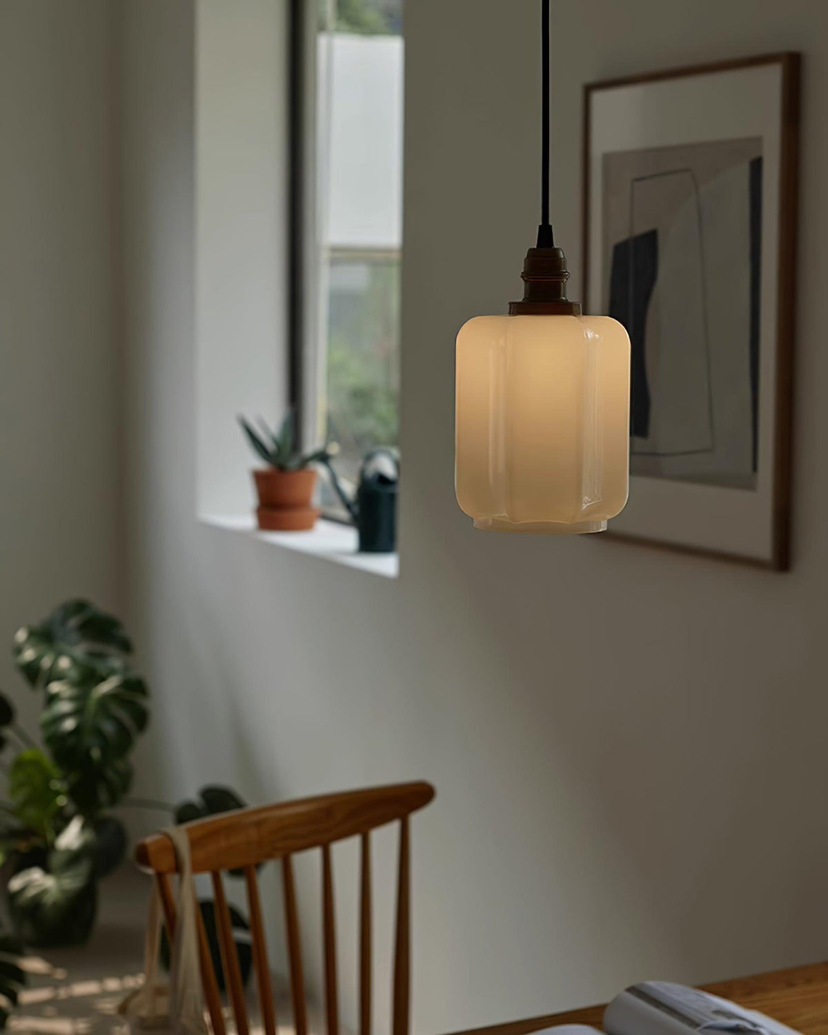 Lámpara colgante de cristal opalino Galena sobre una mesa de cocina – imagen 15