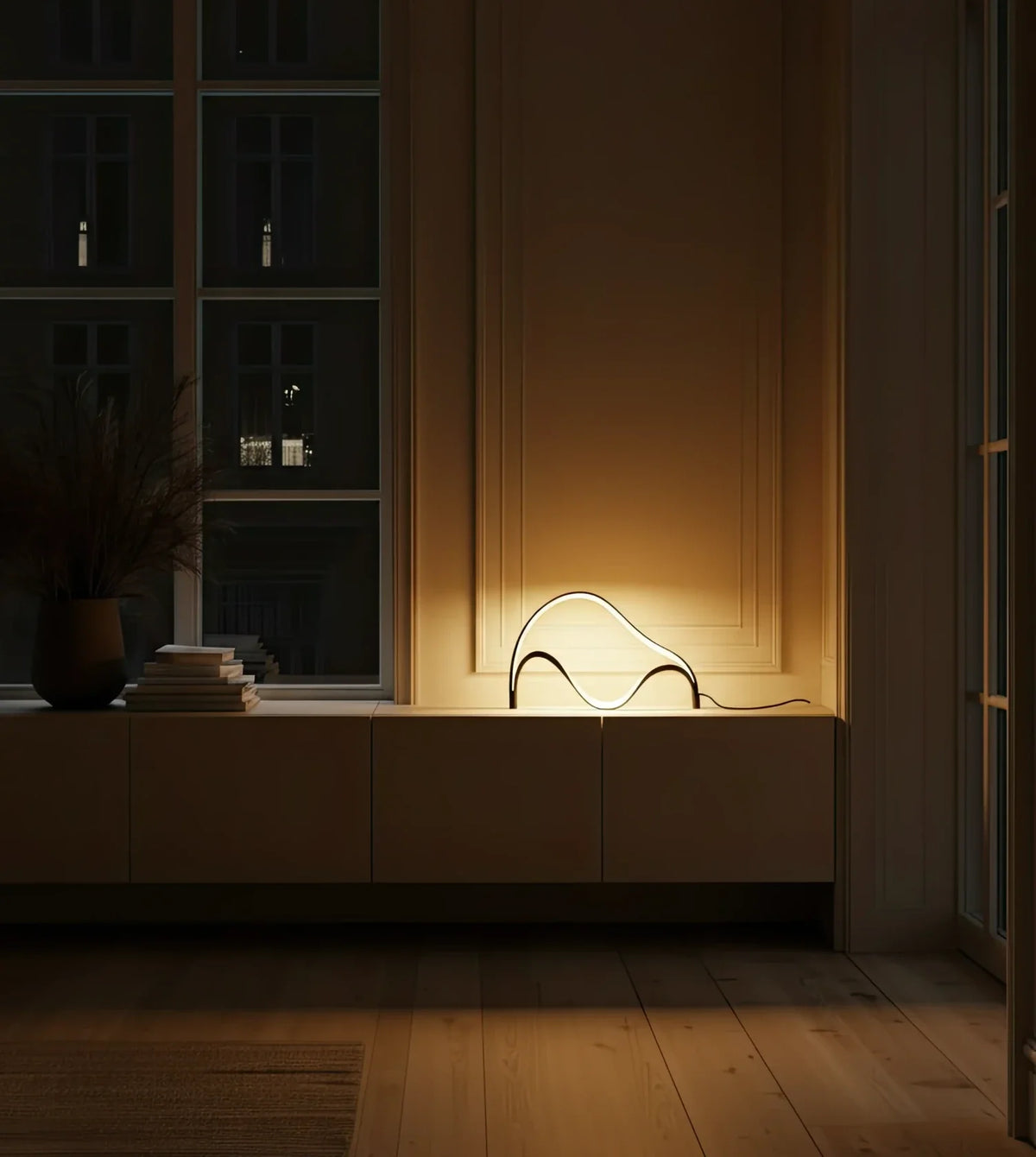 Lámpara de mesa LED escultural Mondea sobre un aparador blanco – imagen 6