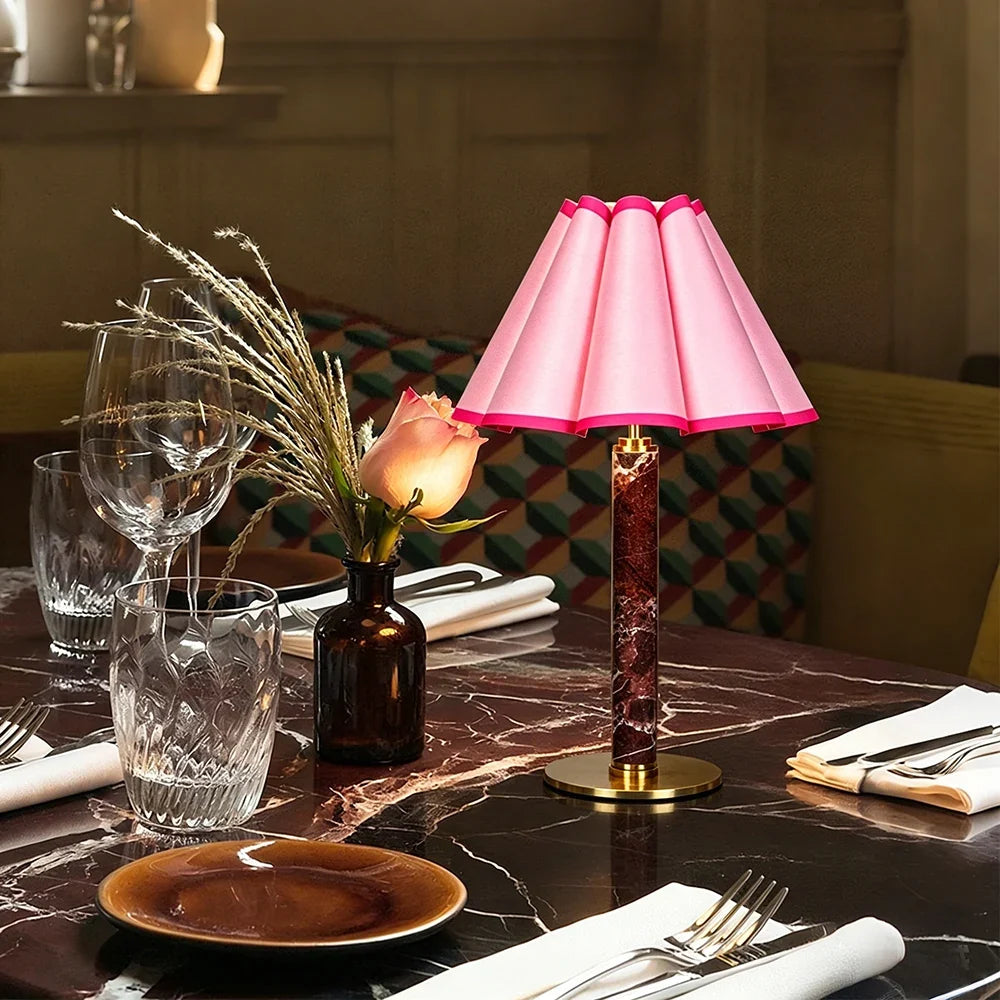 Lámpara de mesa inalámbrica Rizada en un salón acogedor – imagen 10