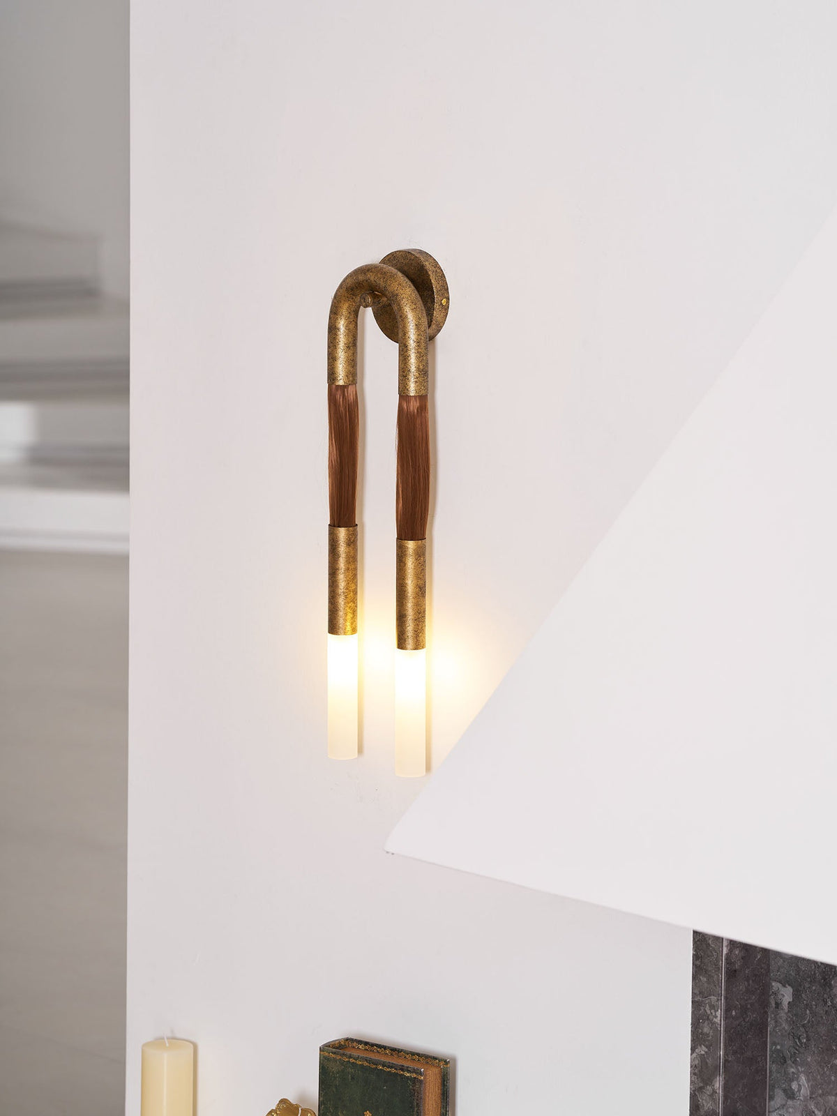 Aplique de pared con borla Borlena enmarcando un espejo – imagen 13