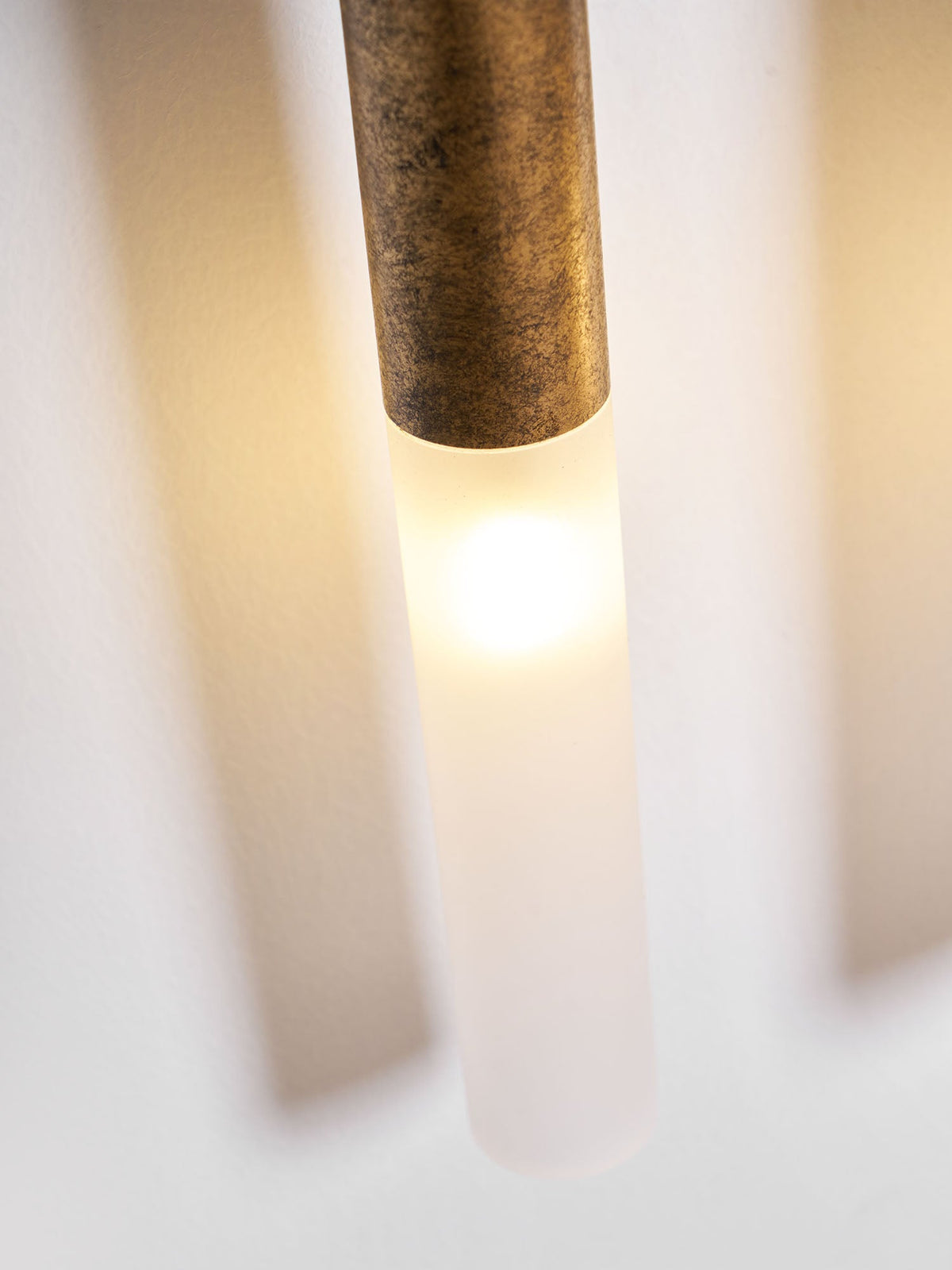 Aplique de pared con borla Borlena enmarcando un espejo – imagen 27