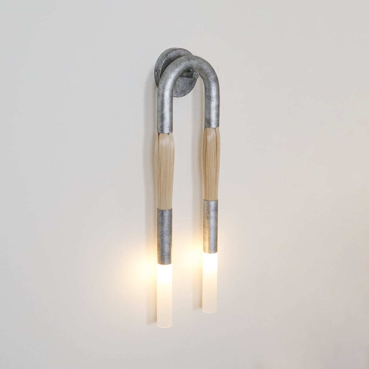 Aplique de pared con borla Borlena enmarcando un espejo – imagen 19