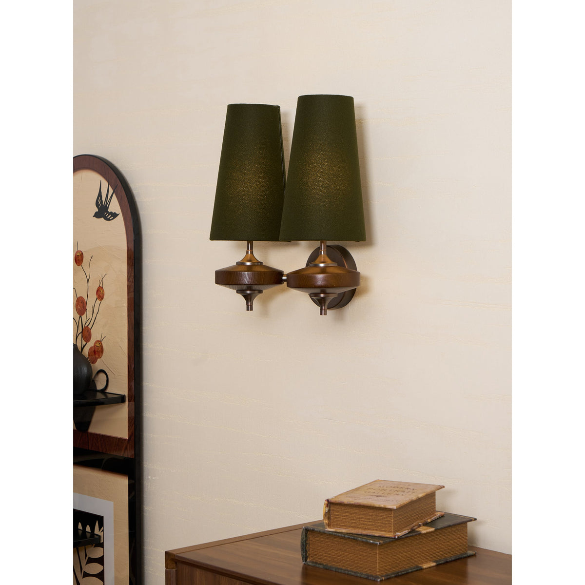 Aplique de pared de nogal Datila – 2 luces, pantallas verde bosque