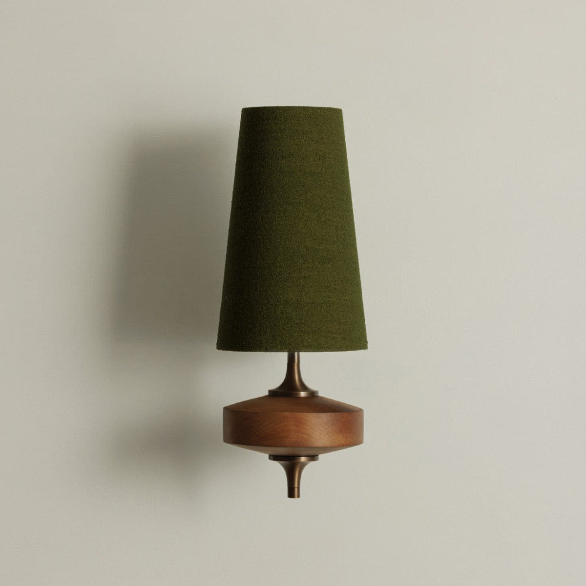 Aplique de pared de nogal Datila – 1 luz, pantalla verde bosque