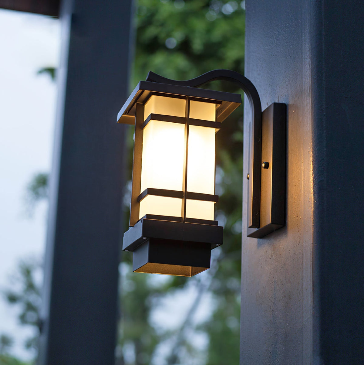 Aplique de pared exterior farol Jilaro – encendido en una columna