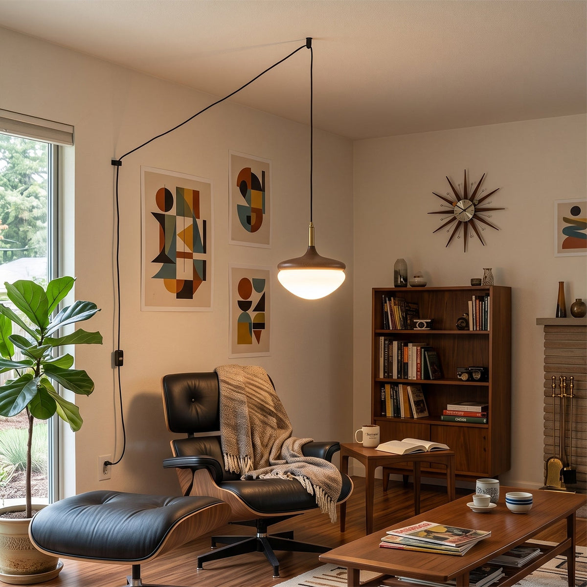 Lámpara colgante con enchufe de cristal beige Hiruna – en un salón de estilo retro