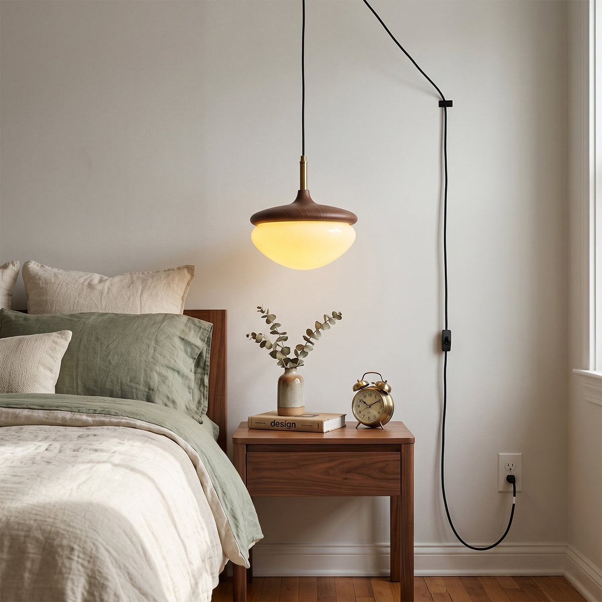 Lámpara colgante con enchufe de cristal beige Hiruna – junto a la mesita de noche