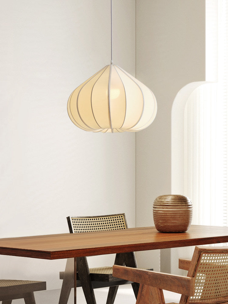 Lámpara colgante de tela Cebolina – sobre una mesa de madera