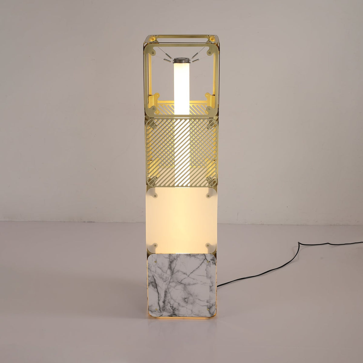Lámpara de pie modular LED con cubos dorados y difusor blanco Sorina – de 91 cm con base veteada y difusor translúcido