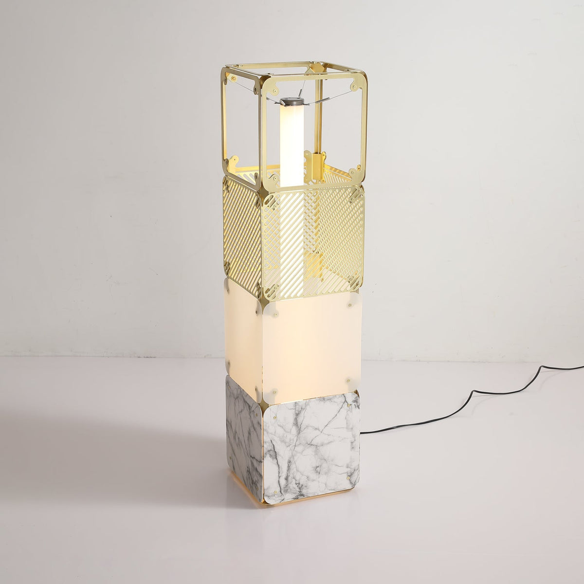 Lámpara de pie modular LED con cubos dorados y difusor blanco Sorina – de 91 cm con cuatro módulos