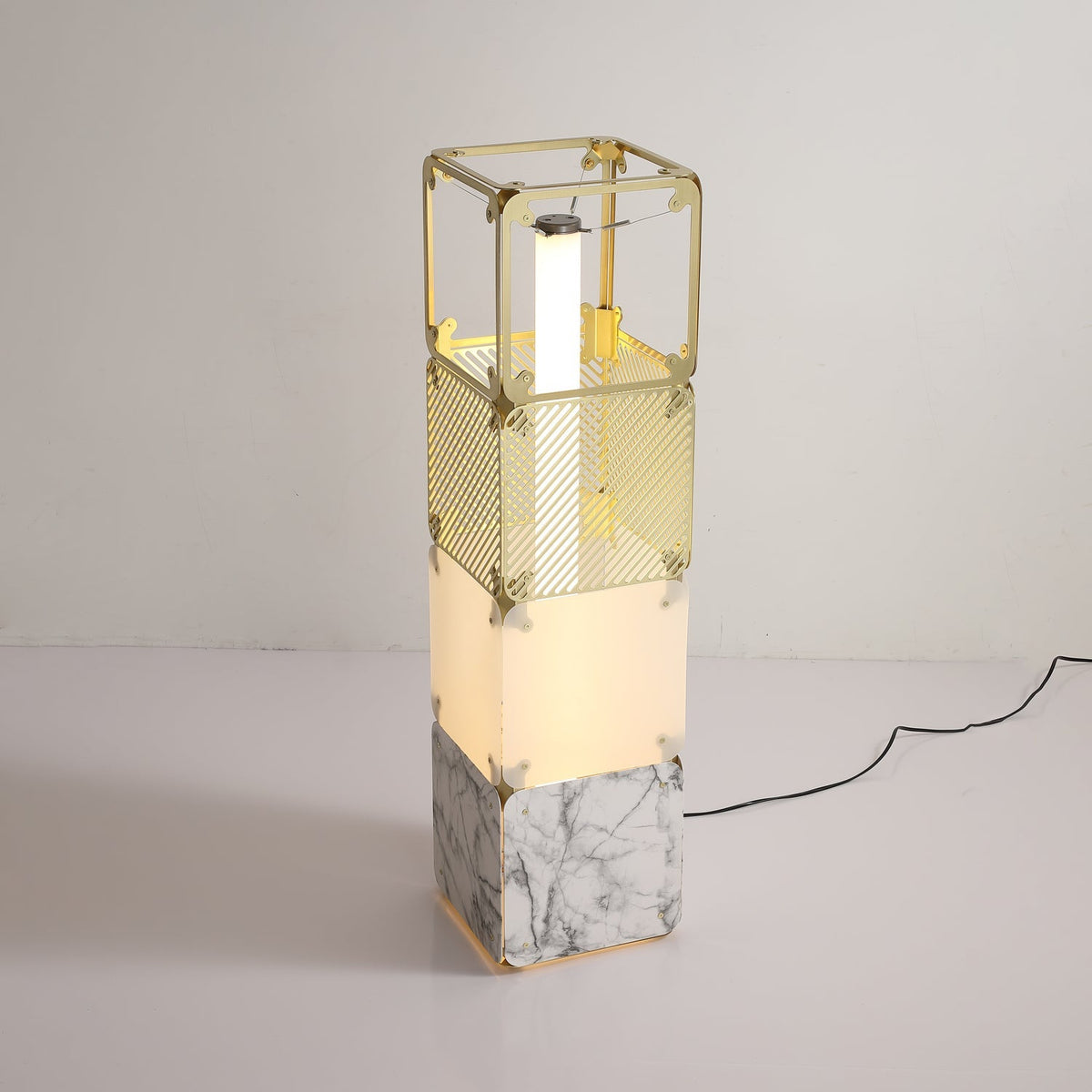 Lámpara de pie modular LED con cubos dorados y difusor blanco Sorina – de 91 cm sobre suelo claro