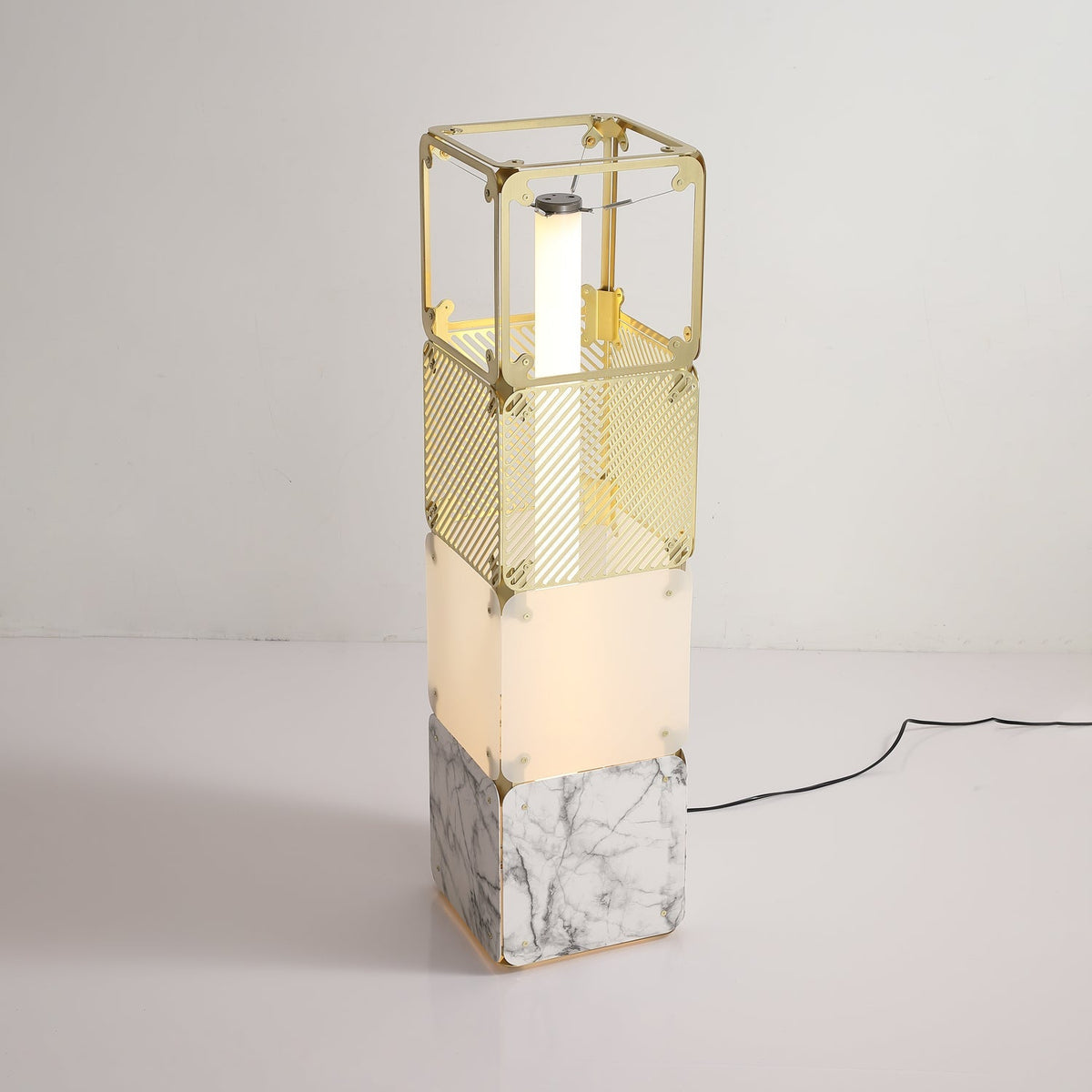 Lámpara de pie modular LED con cubos dorados y difusor blanco Sorina – de 91 cm vista de frente