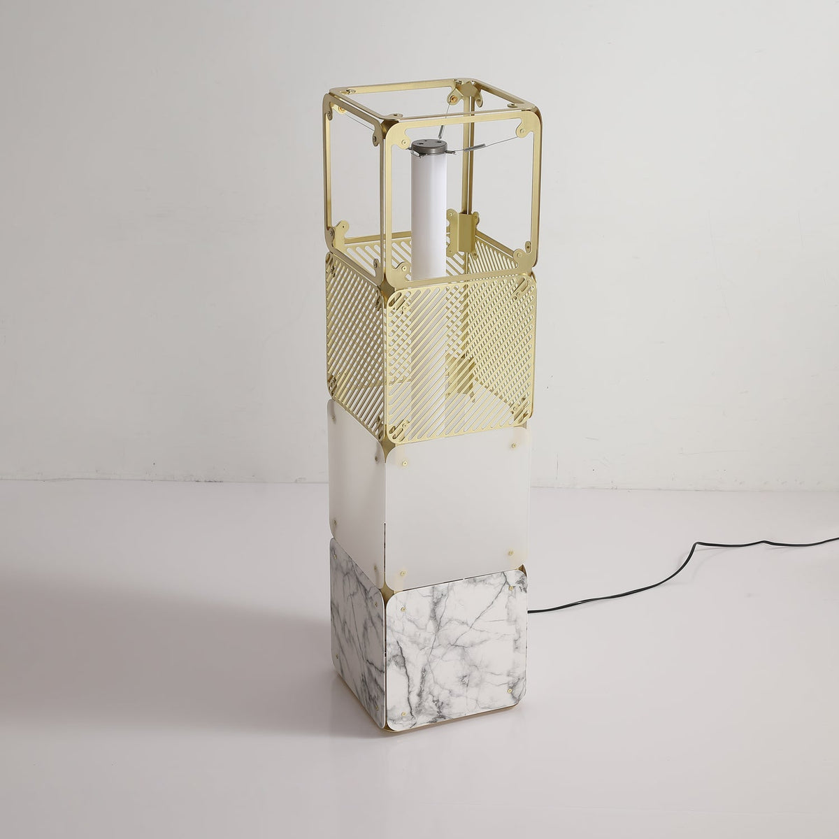 Lámpara de pie modular LED con cubos dorados y difusor blanco Sorina – de 91 cm con rejilla dorada