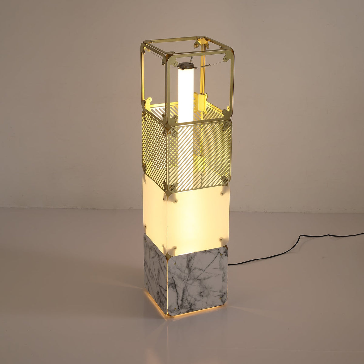 Lámpara de pie modular LED con cubos dorados y difusor blanco Sorina – de 91 cm con luz cálida