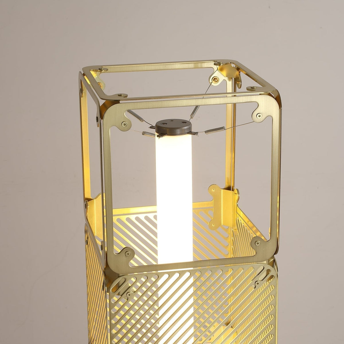 Lámpara de pie modular LED con cubos dorados y difusor blanco Sorina – detalle del marco dorado y el tubo de luz