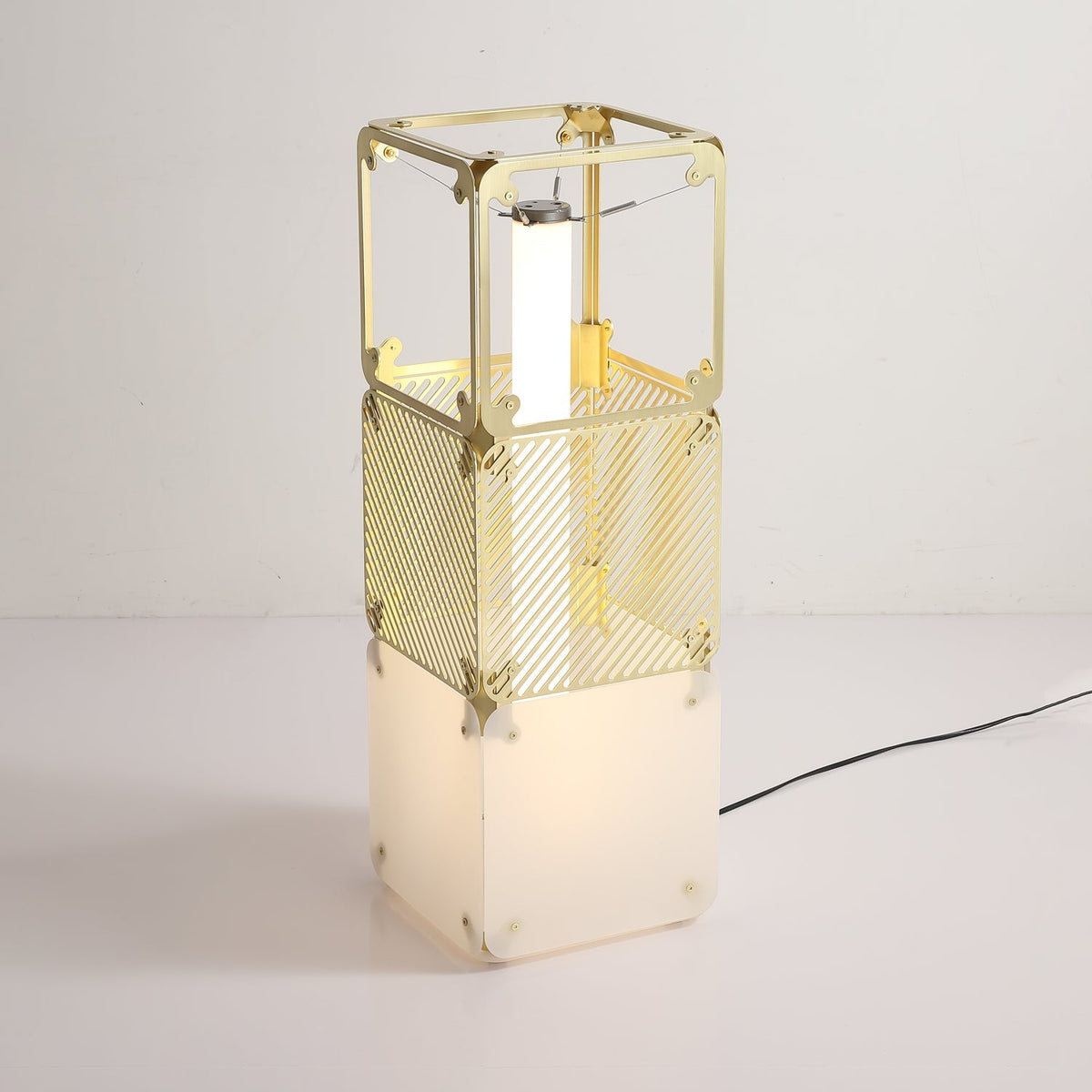 Lámpara de pie modular LED con cubos dorados y difusor blanco Sorina – vista lateral encendida