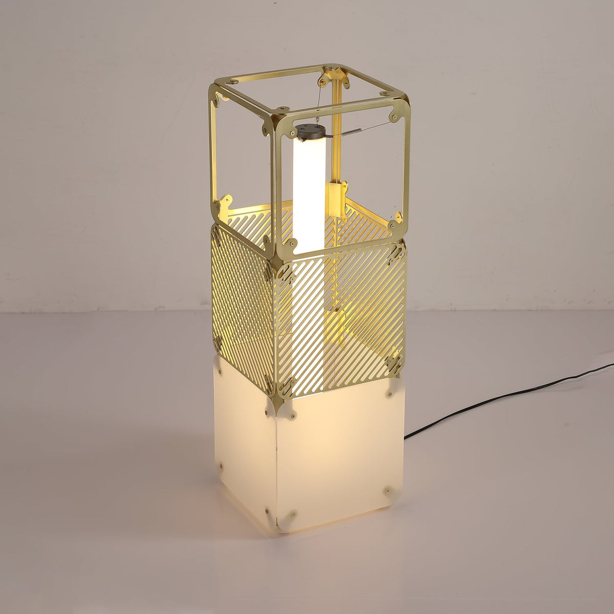 Lámpara de pie modular LED con cubos dorados y difusor blanco Sorina – vista de frente encendida