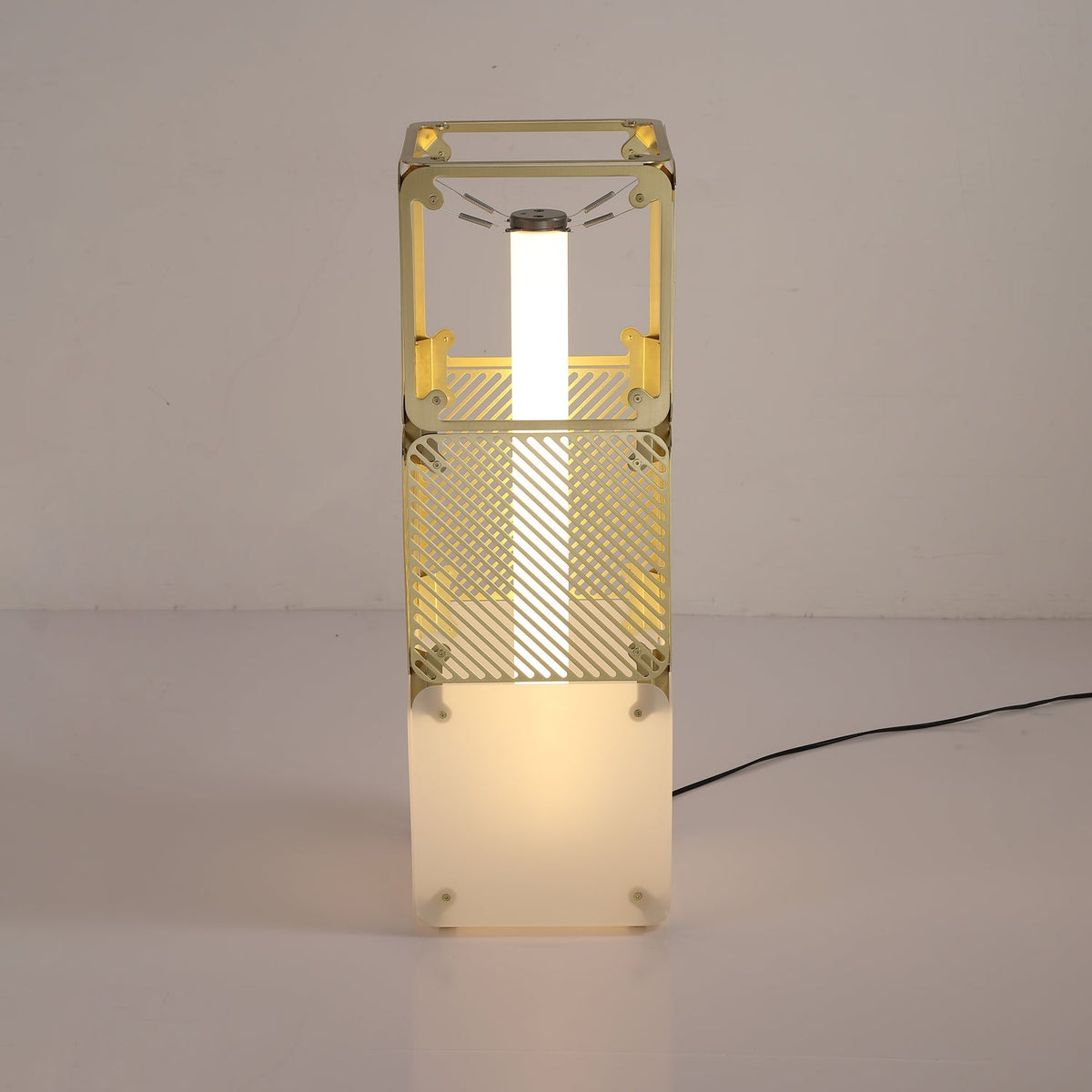 Lámpara de pie modular LED con cubos dorados y difusor blanco Sorina – con el tubo de luz visible