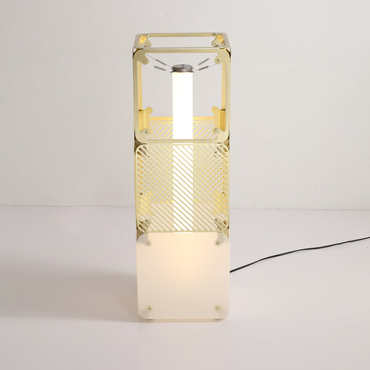 Lámpara de pie modular LED con cubos dorados y difusor blanco Sorina – módulo de rejilla dorada y base translúcida