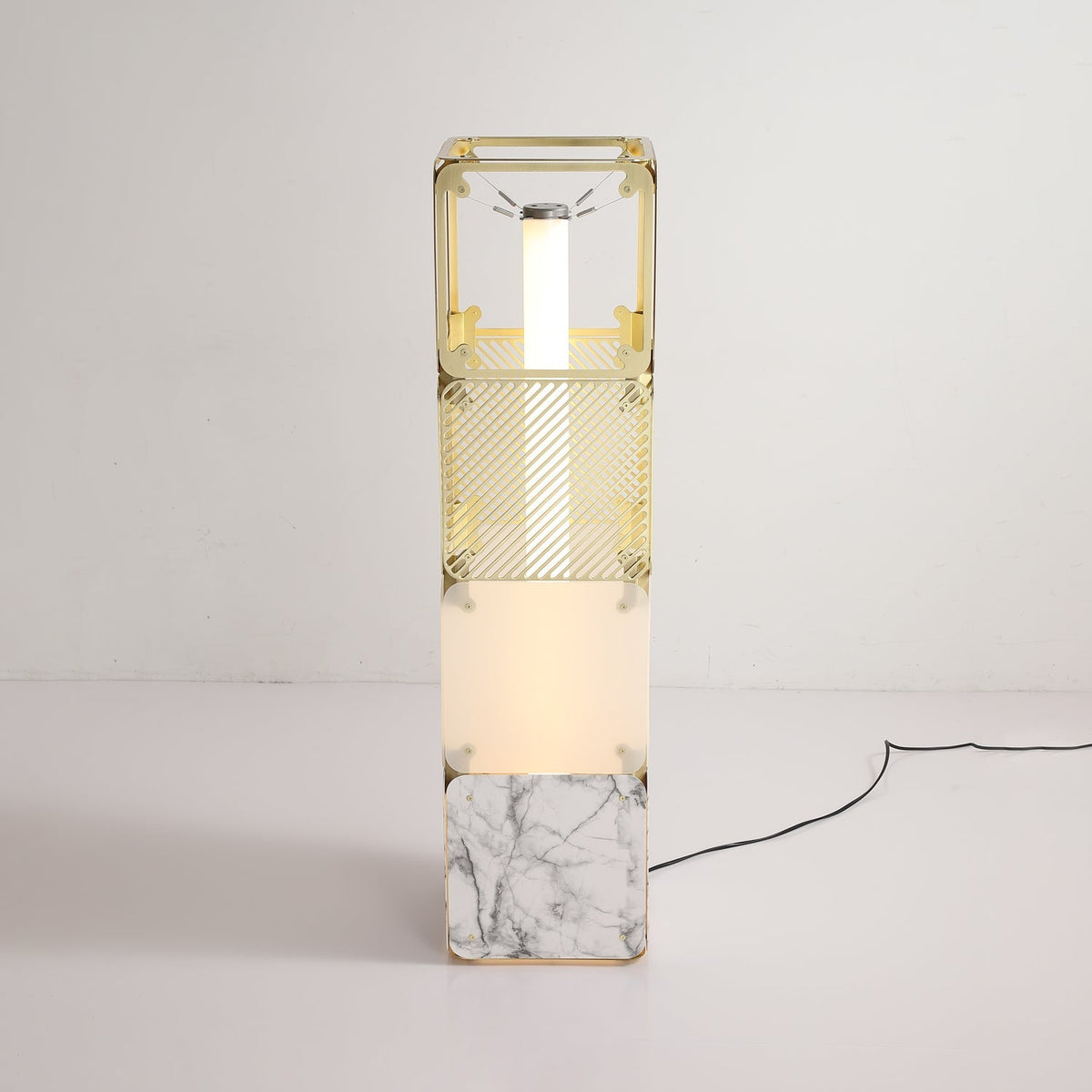 Lámpara de pie modular LED con cubos dorados y difusor blanco Sorina – de 91 cm vista completa