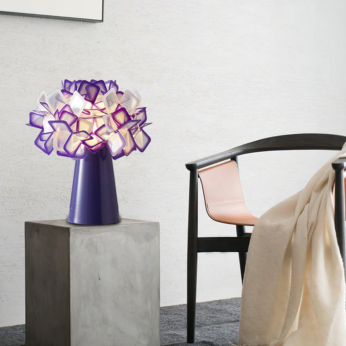 Lámpara de mesa flor Trebola en un salón luminoso – imagen 14