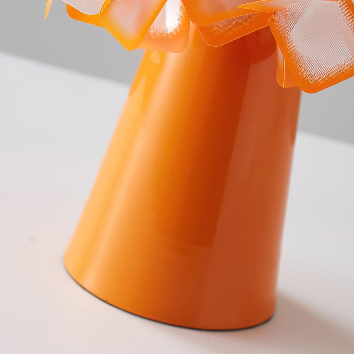 Lámpara de mesa flor Trebola – detalle del pie cónico