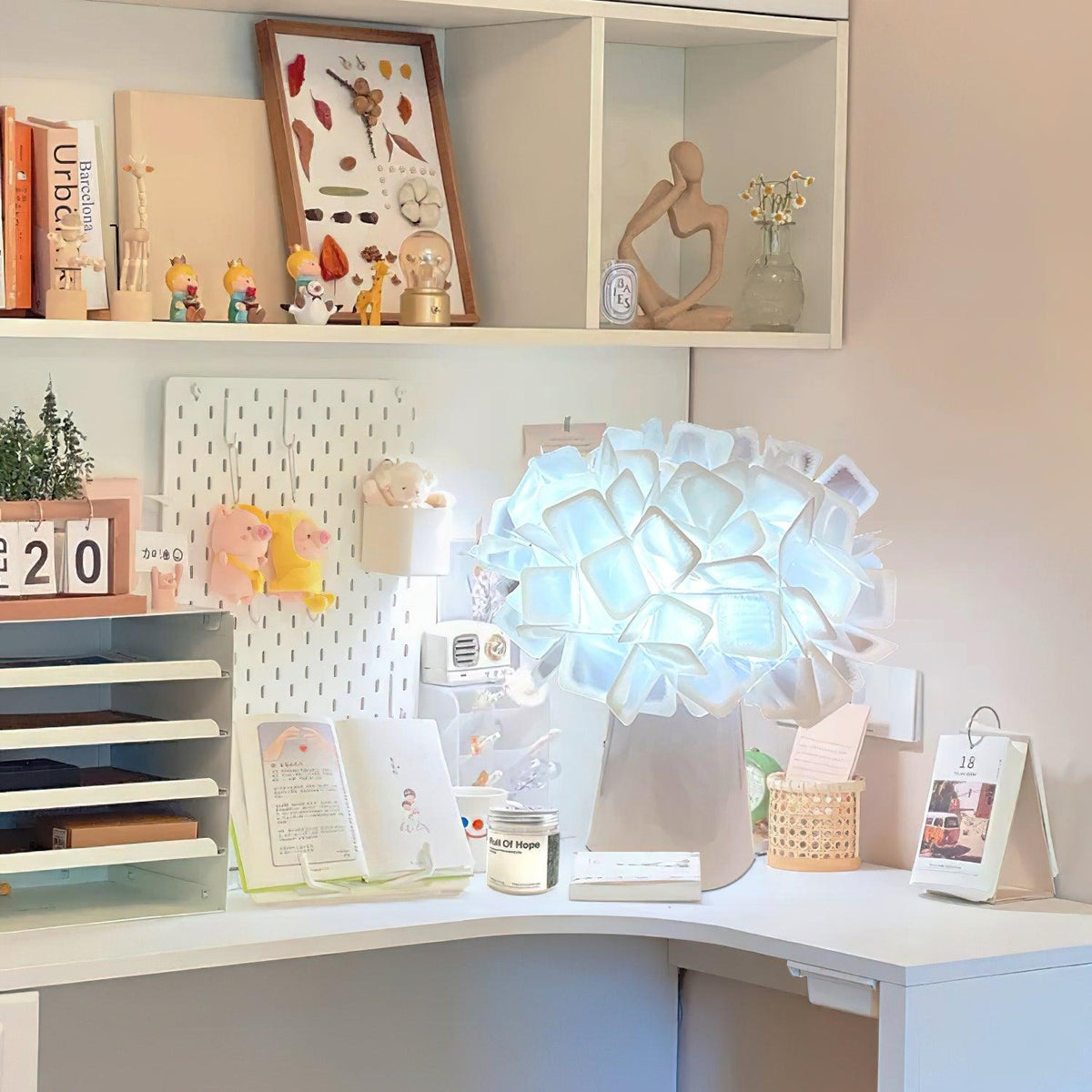 Lámpara de mesa flor Trebola en un salón luminoso – imagen 11