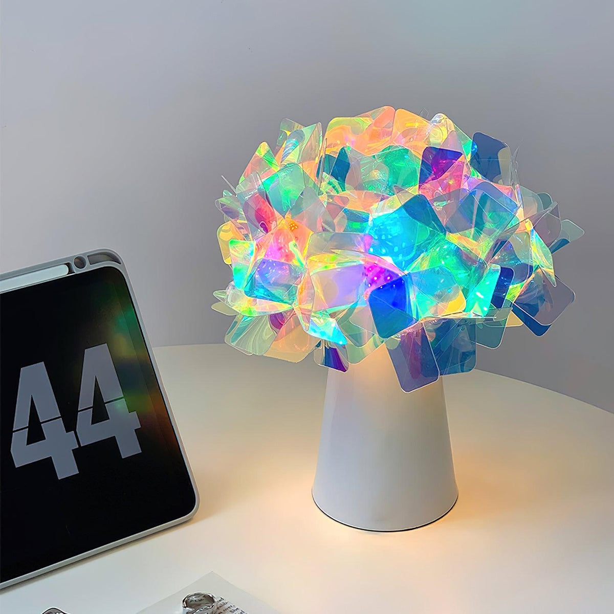 Lámpara de mesa flor Trebola en un salón luminoso – imagen 12