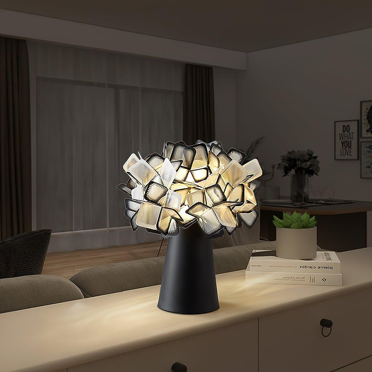 Lámpara de mesa flor Trebola en un salón luminoso – imagen 13