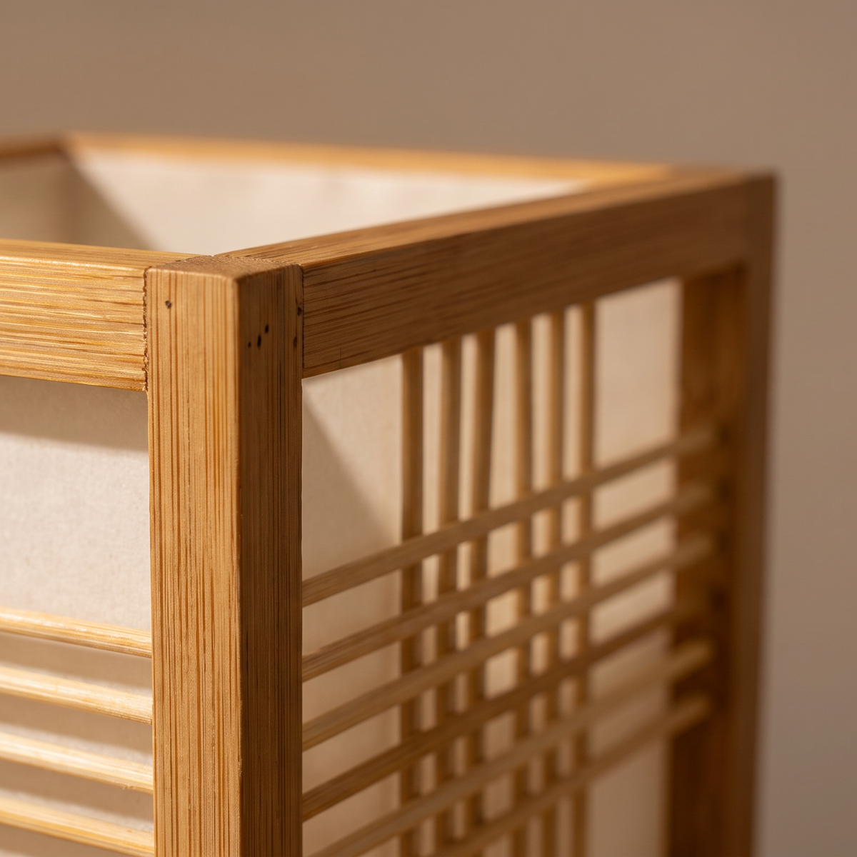 Lámpara de mesa de bambú Rejala – detalle de la esquina de bambú y el difusor