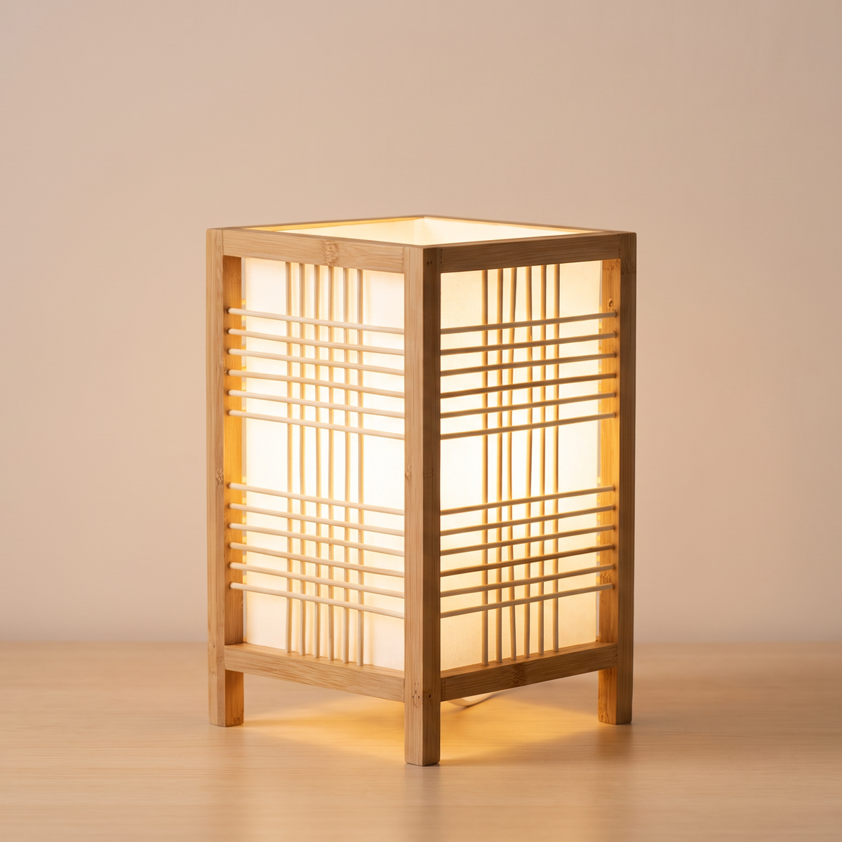 Lámpara de mesa de bambú Rejala en un dormitorio japandi – imagen 4