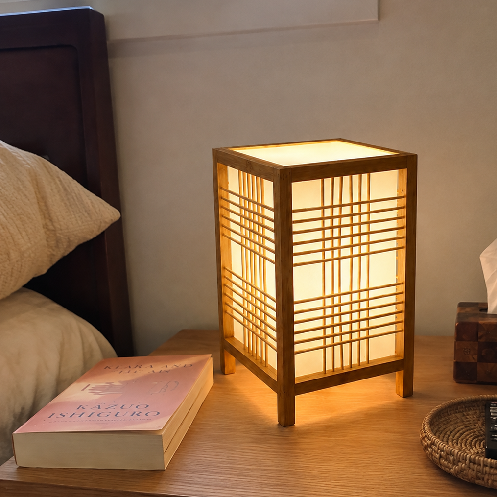 Lámpara de mesa de bambú Rejala en un dormitorio japandi – imagen 7