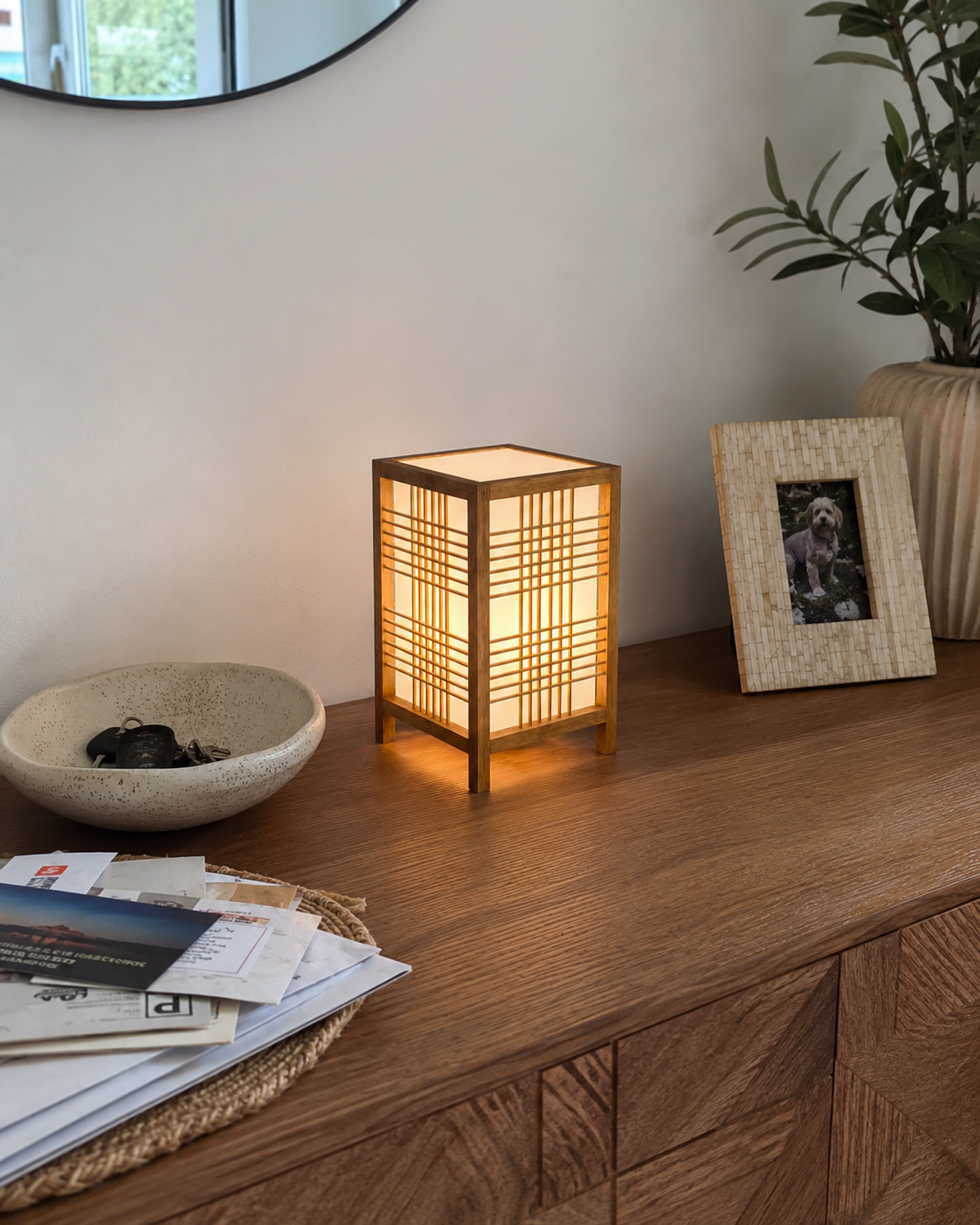 Lámpara de mesa de bambú Rejala en un dormitorio japandi – imagen 8