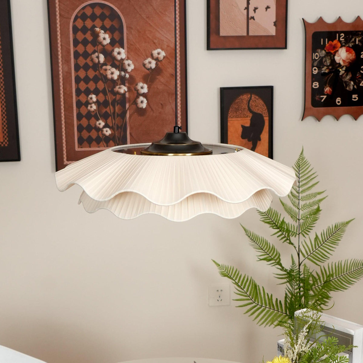 Lámpara colgante LED Nimbo sobre una mesa de comedor – imagen 5