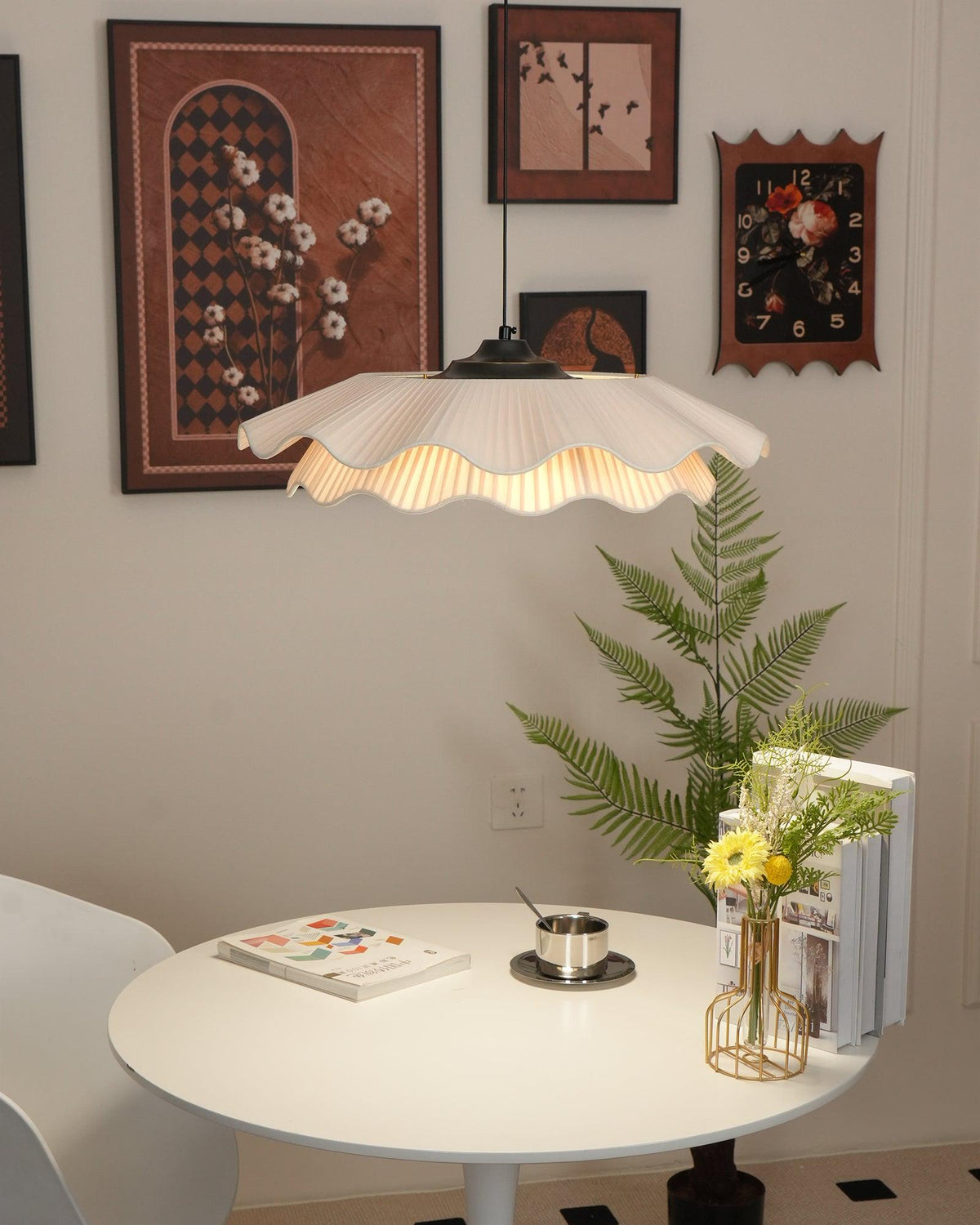 Lámpara colgante LED Nimbo sobre una mesa de comedor – imagen 14