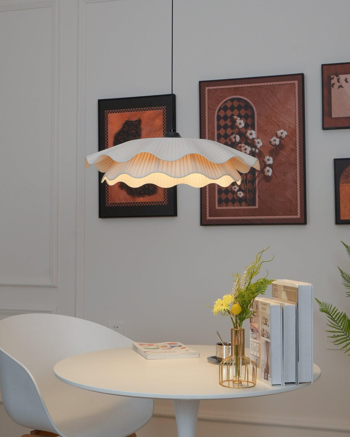 Lámpara colgante LED Nimbo sobre una mesa de comedor – imagen 16