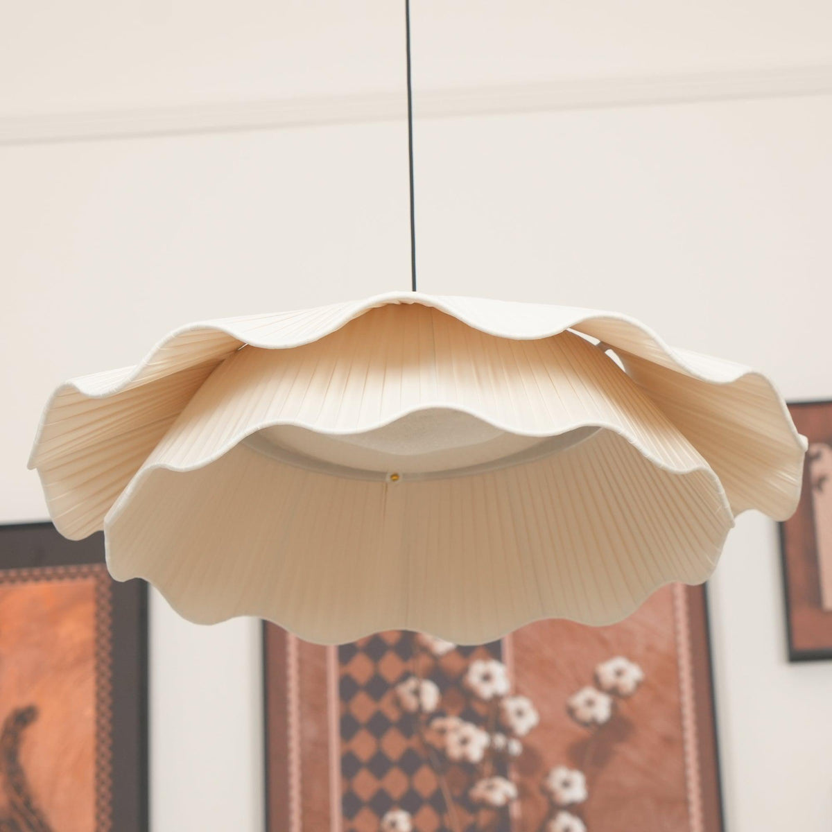 Lámpara colgante LED Nimbo sobre una mesa de comedor – imagen 10