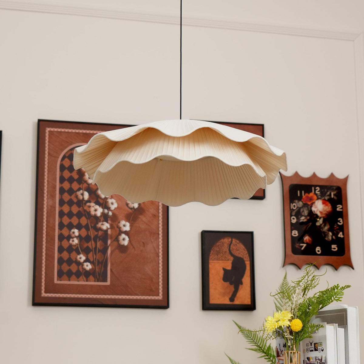 Lámpara colgante LED Nimbo sobre una mesa de comedor – imagen 6