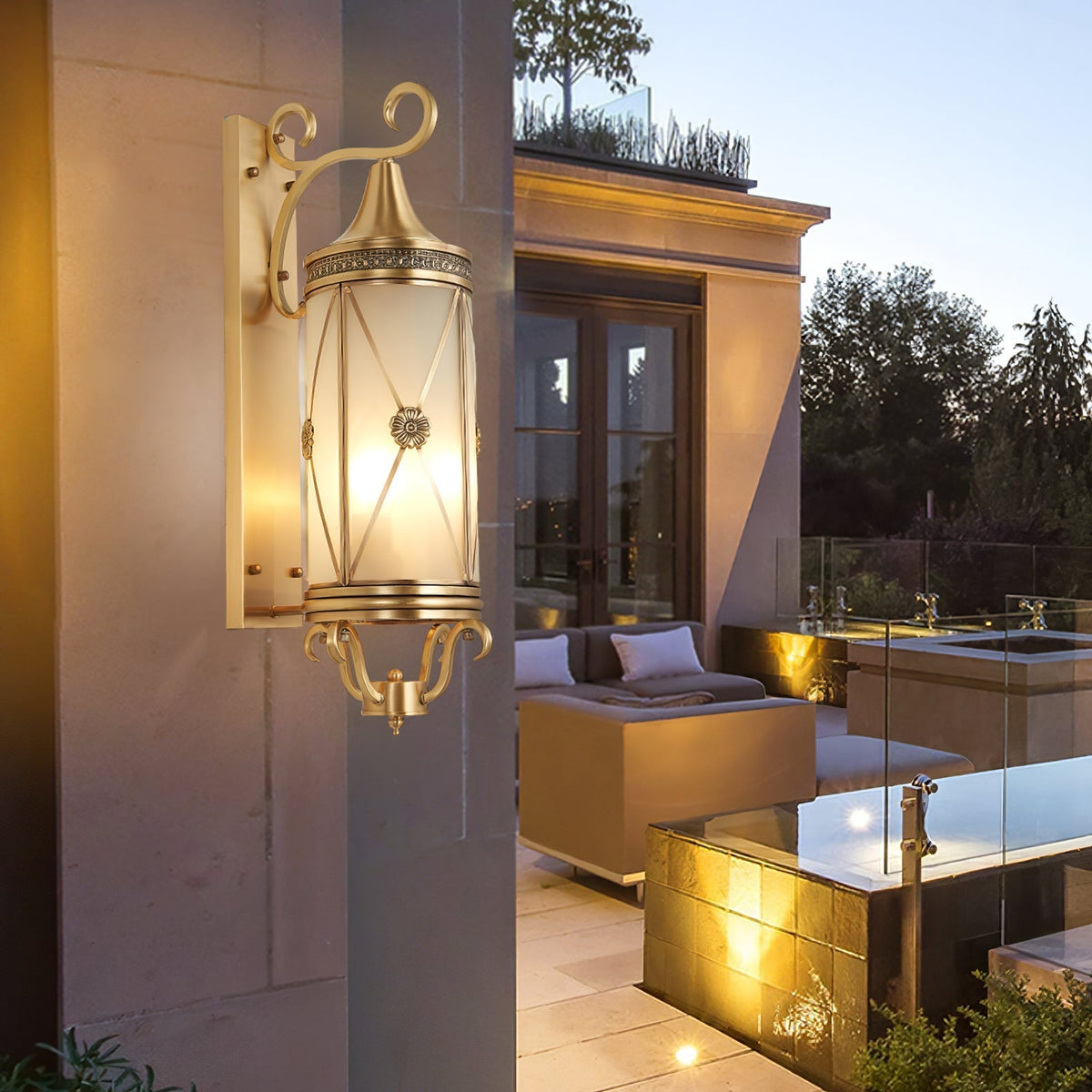Aplique de pared exterior Inzara – junto a una terraza al atardecer
