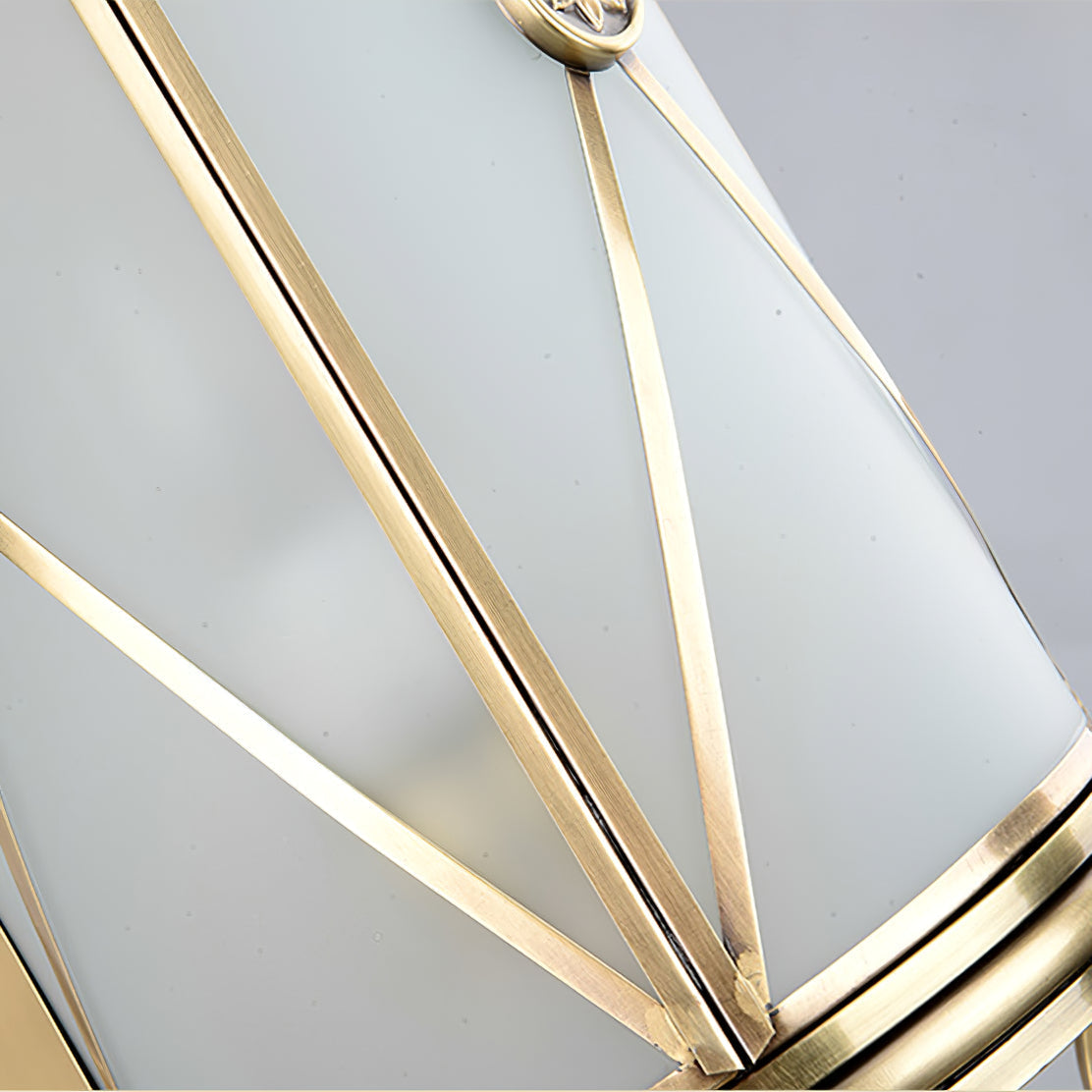 Aplique de pared exterior Inzara – detalle del cristal opal y las varillas