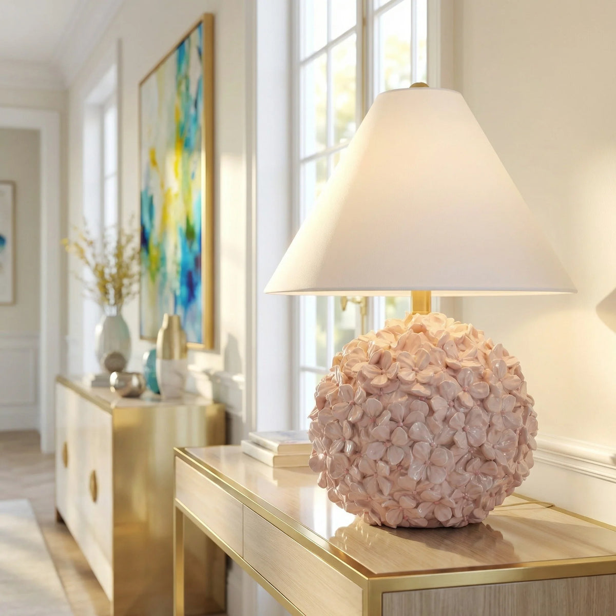Lámpara de mesa con base de flores Dalisa en un dormitorio luminoso – imagen 13