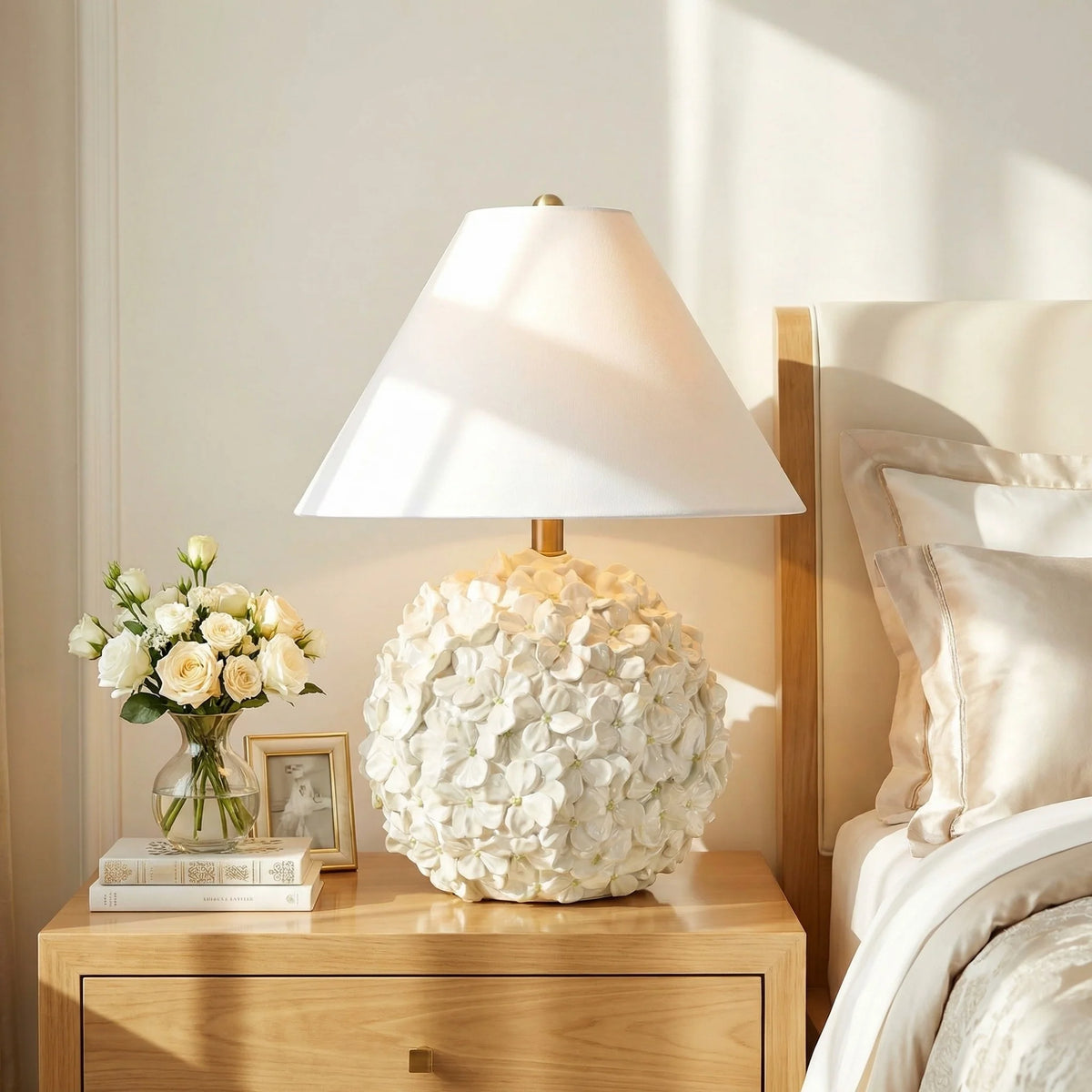 Lámpara de mesa con base de flores Dalisa en un dormitorio luminoso – imagen 14