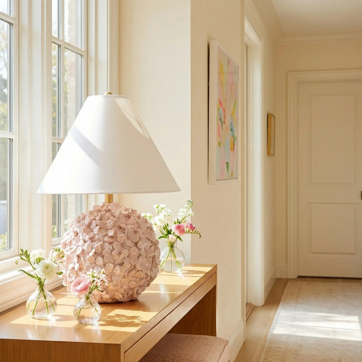 Lámpara de mesa con base de flores Dalisa en un dormitorio luminoso – imagen 16