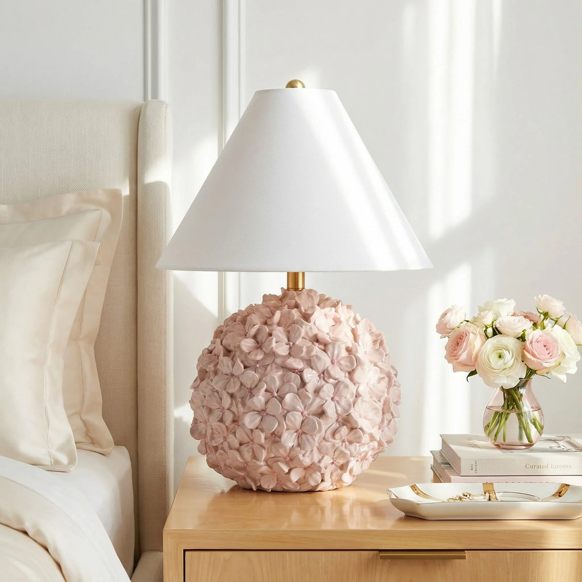 Lámpara de mesa con base de flores Dalisa en un dormitorio luminoso – imagen 17