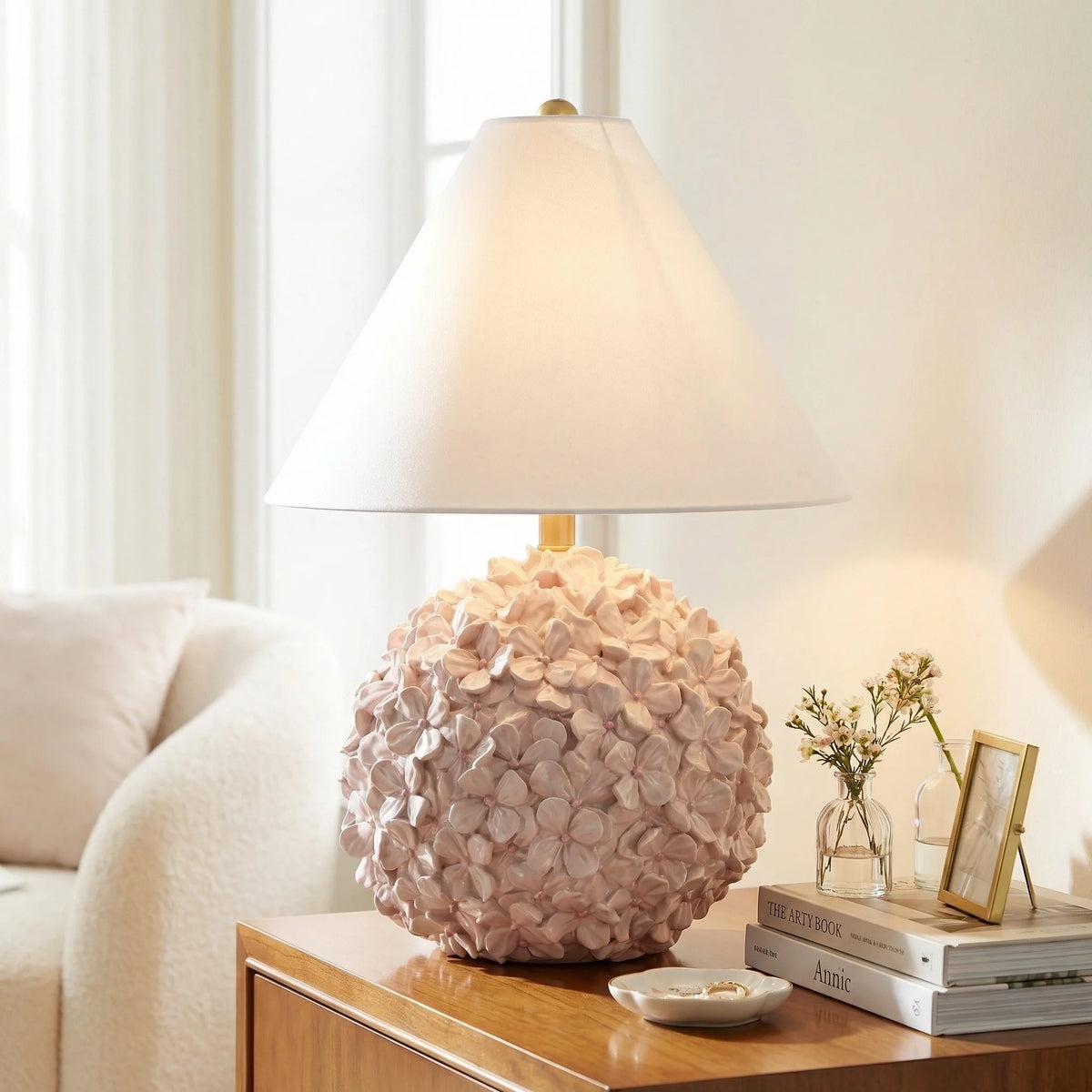 Lámpara de mesa con base de flores Dalisa en un dormitorio luminoso – imagen 18