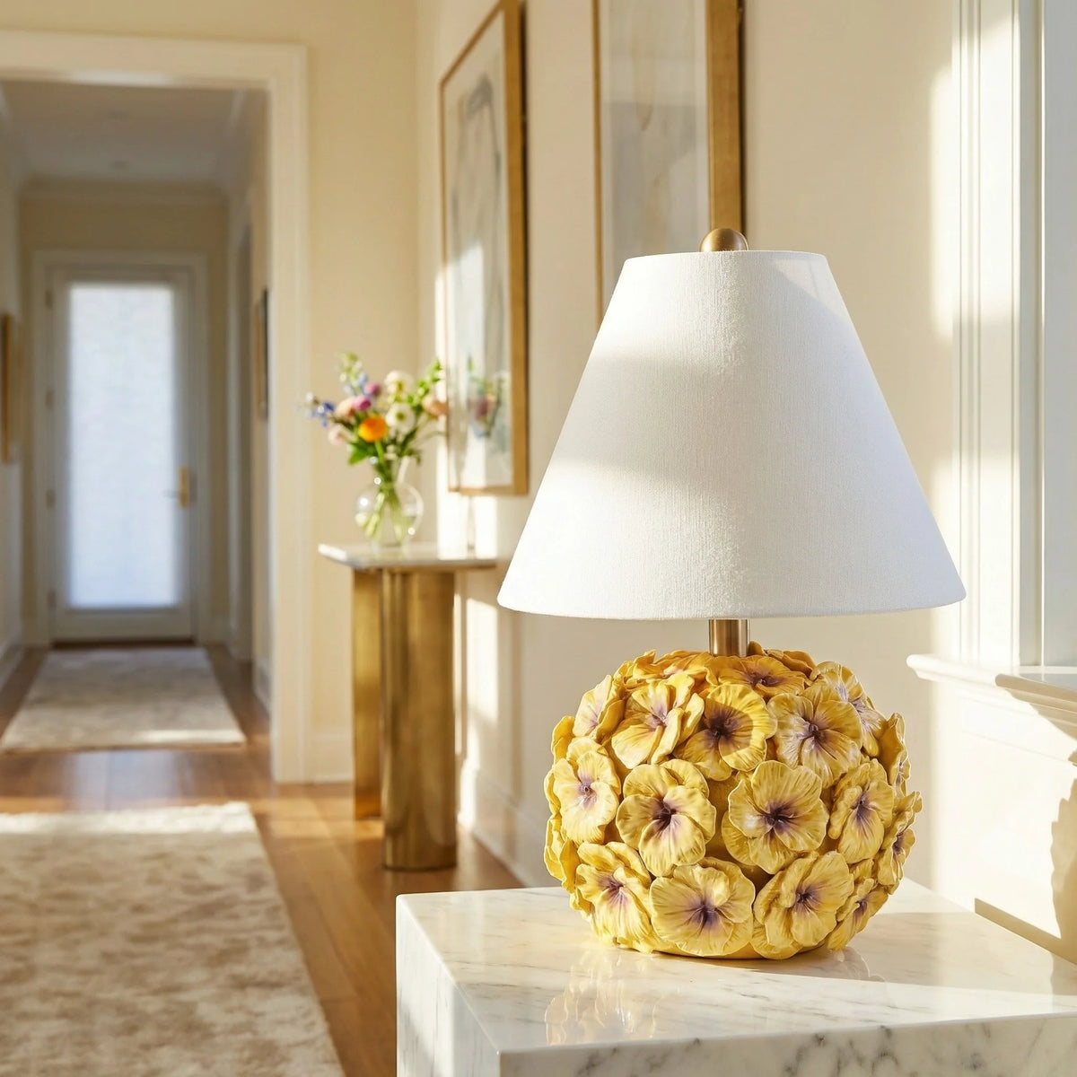 Lámpara de mesa con base de flores Dalisa en un dormitorio luminoso – imagen 7